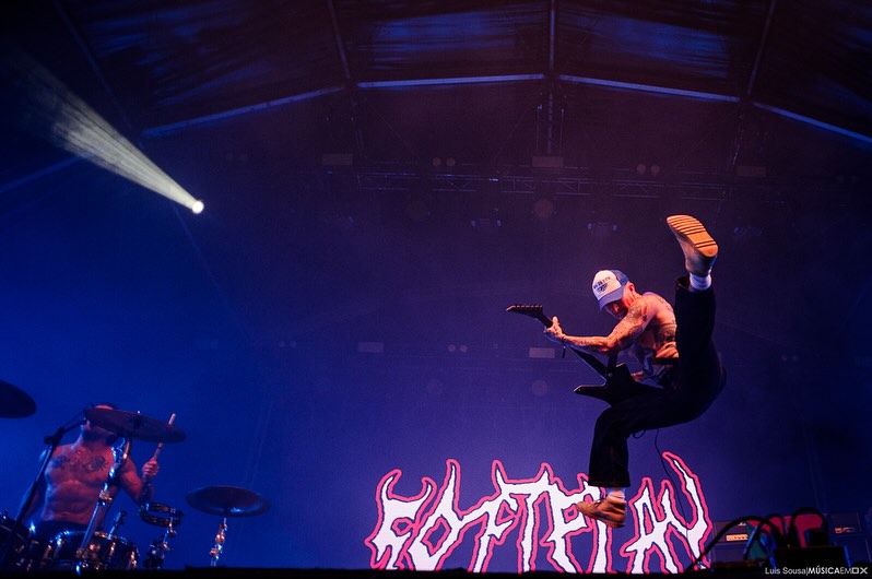 Segundo dia de @vodafoneparedesdecoura com a @ritmos.biz . Reportagem completa em breve em https://www.musicaemdx.pt.  📷 @luismgsousa  @ternorei 
@the_lalom 
@perfumegenius 
@fatdogfatdogfatdog_ 
@lolayounggg 
@softplayplaysoft 
@portugaltheman  #vodafoneparedesdecoura #festival #ritmosbiz #paredesdecoura #reportagem #musicaemdx #concerts #concertphotographer #concertphotographer #musicphotographer #musicphotography #luismgsousa #ternorei #lalom #perfumegenius #fatdog #lolayoung #softplay #portugaltheman