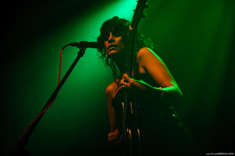 Noite psicadélica com @la_witch no @lavlisboaaovivo com a @houseoffunpt . Reportagem completa em https://www.musicaemdx.pt .  📷 @luismgsousa  #lawitch #concert #lisboa #lisboaaovivo #houseoffun #reportagem #mdxmagazine #luismgsousa