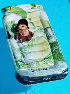 O Aleixo na piscina a estagiar para Prostitute.  @vodafoneparedesdecoura 
@ritmos.biz